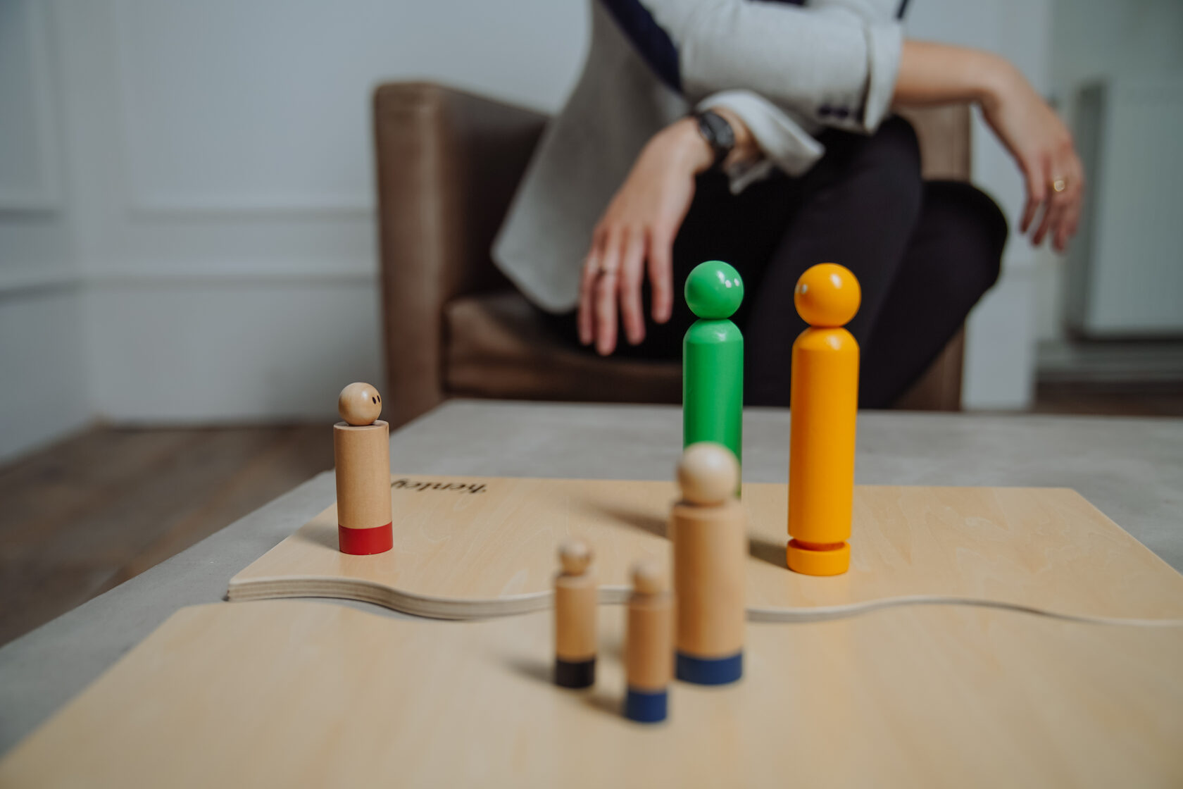 Systembrett-Figuren auf einem Tisch im Beratungsraum